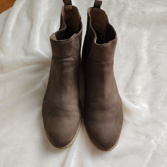 ME TOO Avery Hiker Bootie Womens 11 Taupe Leather Chelsea Boot Slip On - Picture 2 of 7